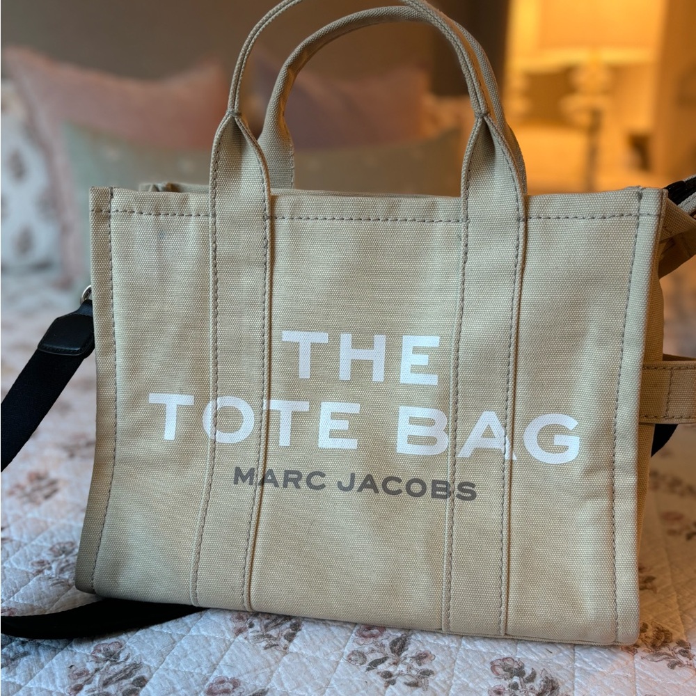 THE CANVAS
MEDIUM TOTE BAG